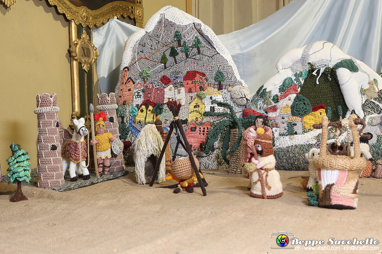 VBS_9198 - Presepio all'uncinetto Parrocchia SS. Cosma e Damiano.jpg